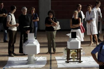 Fiori bianchi su bare della piccole Marisol e Giulia