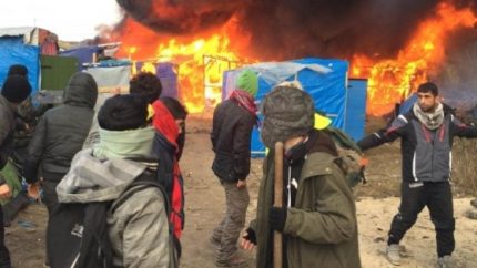 Migranti, Gb pronta a costruire muro autostrada Calais