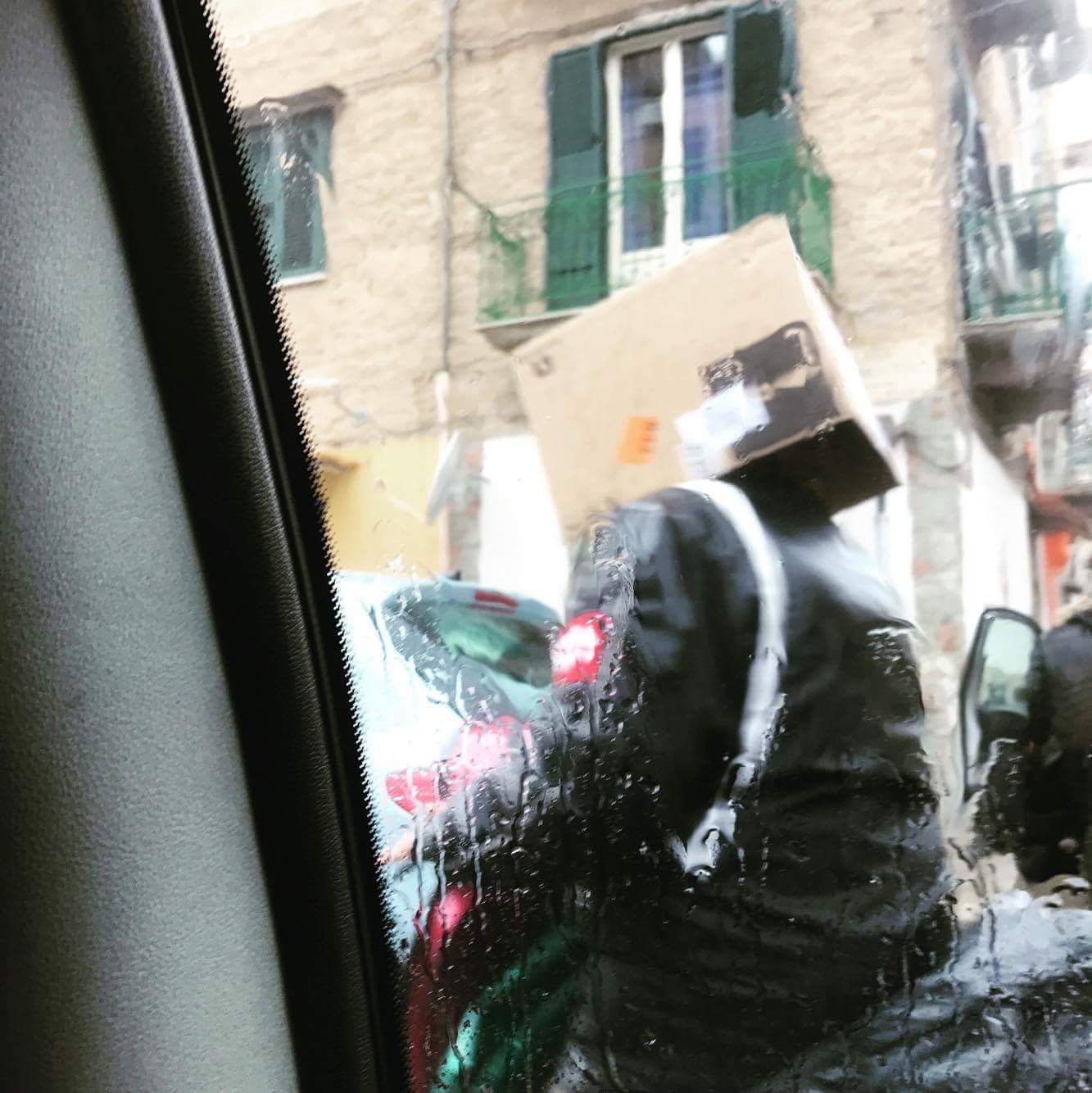 Quando piove, ognuno si ripara come può. A Palermo questo tizio fa così